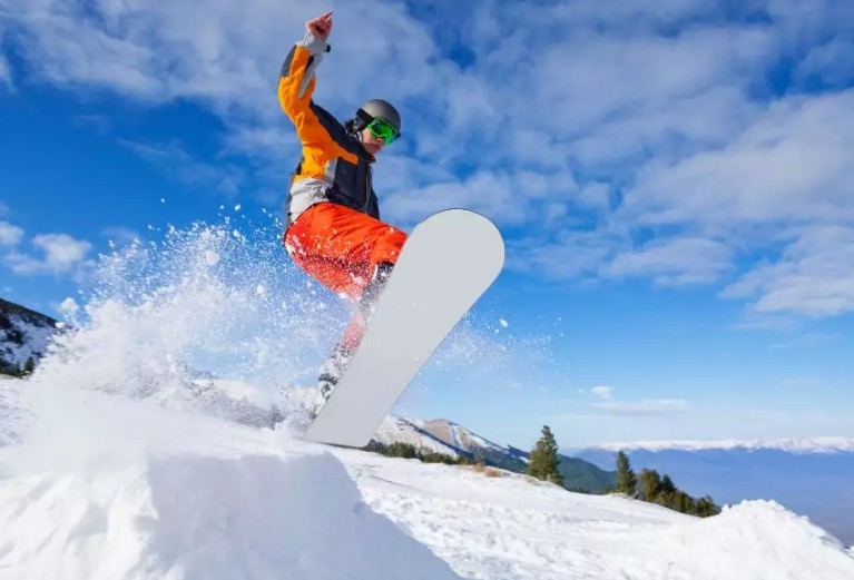 Skifahren und Snowboarden in den Alpen